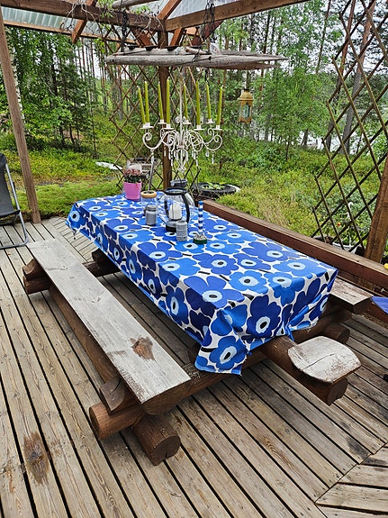 Hirsirunkoinen pihapöytä penkeillä