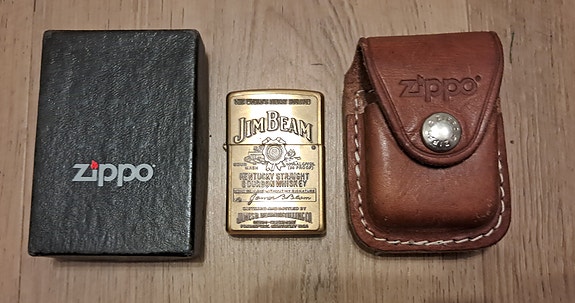 Zippo sytytin ja Zippo nahkainen vyökotelo