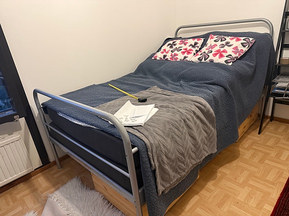 IKEA 120*200 metallisänky ja kaksi patja