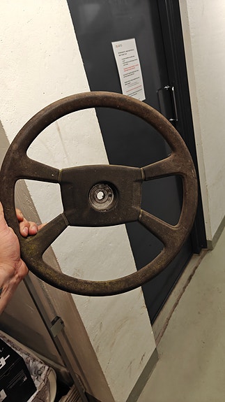 Ford Granada ohjauspyörä ja paisuntasäiliö
