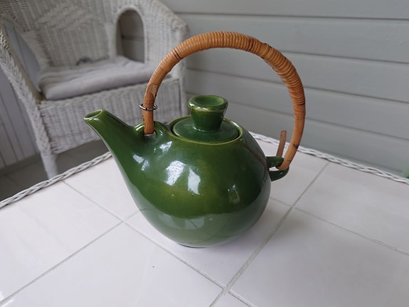 Kupittaan Savi vihreä teepannu rottinkikahva