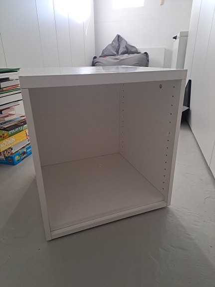 Muuramen laatikosto sokkelilla