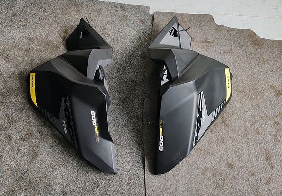 Ski-Doo RS 2019 alkuperäiset sivumuovit. Hienossa kunnossa.