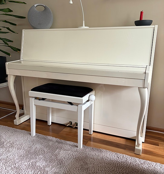 Korkeakiiltoinen Fazer chippendale piano