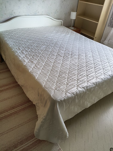 160 cm parisänky ja yöpöydät.ENNEN OSTAMISTA LUE TUOTEKUVAUS