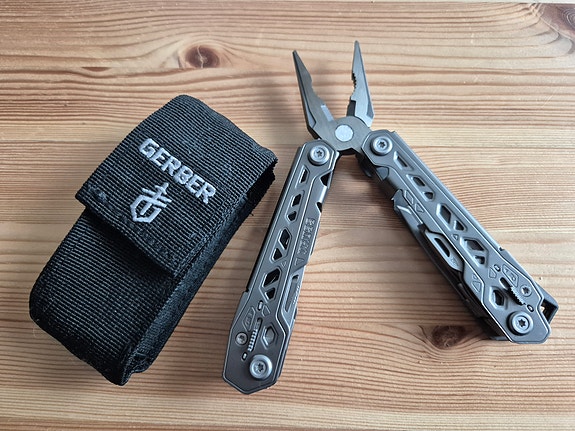 Gerber monitoimityökalu pihdeillä