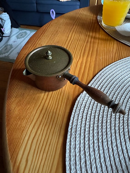 Kuparinen pieni kattila puukahvalla