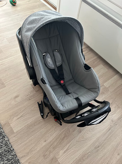 Britax Römer turvakaukalo 0–13 kg + isofix- telakka