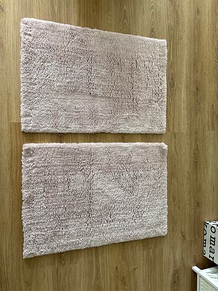 Myydään roosan väriset pienet matot