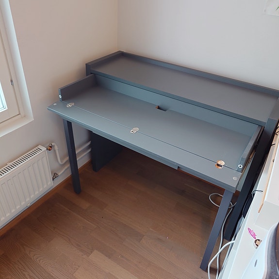 Hieno harmaa kirjoituspöytä 110 x 35 / 65