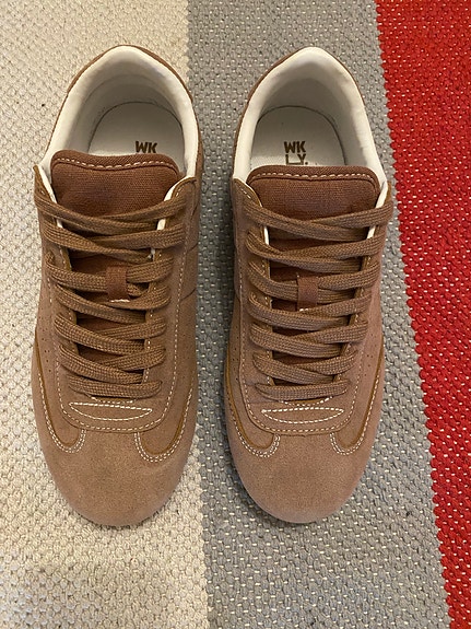 Ruskeat tennarit, 38