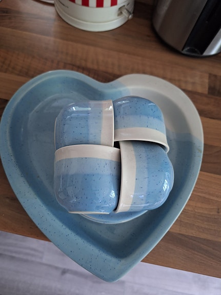 Kultakeramiikka sininen sydänvuoka ja kupit lautasineen