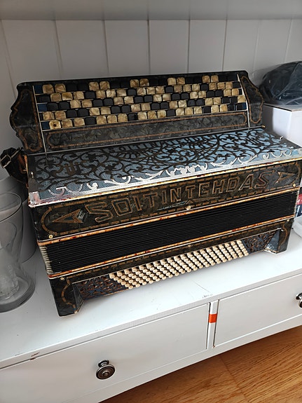 Pari vanhaa harmonikkaa. Kouvolan harmonikka Ja Soitintehdas Viipuri
