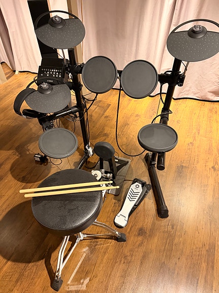 Yamaha DTX450K sähkörumpusetti + jakkara (Erittäin vähän käytetty!)