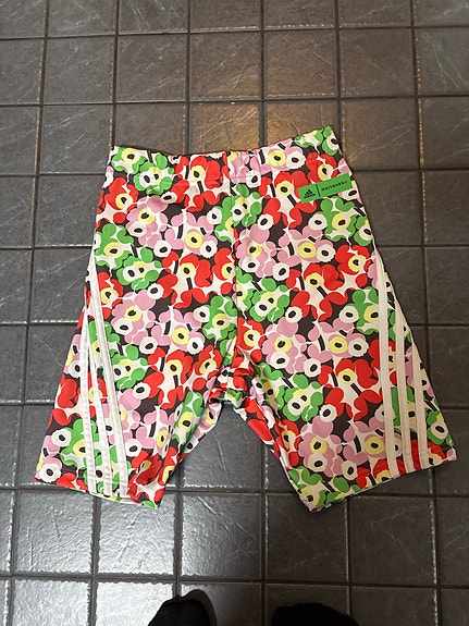 Adidas x Marimekko shortsit