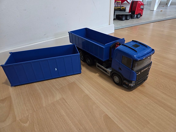 Emek lelu kuorma-auto sininen lavalla