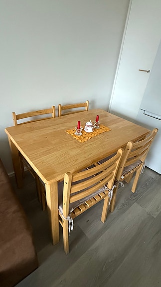 Ruokapöytä ja 4 tuolia, Dining Table with 4 Chairs