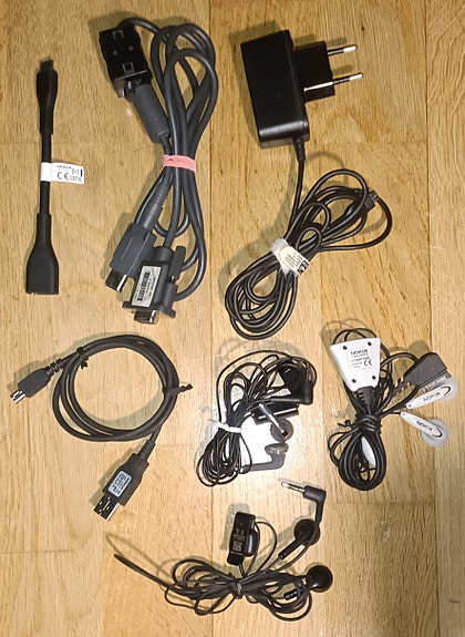 Nokia Virtalähde + Av -Kaapelit + Nappikuulokkeet 3kpl.