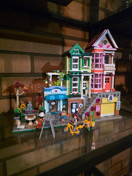 LEGO Friends 42670 – Heartlake Cityn asunnot ja liiketilat