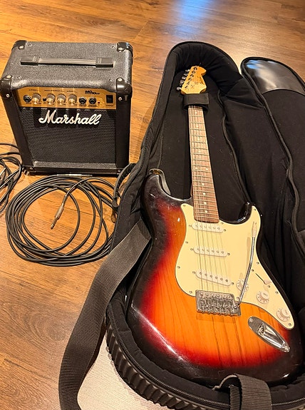Täydellinen kitarapaketti. Falcon Stratocaster kitara, pussi, Marshal vahvistin