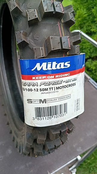 Ajamattomia Crossin ja mopon renkaita. Mopo rengas crossi rengas