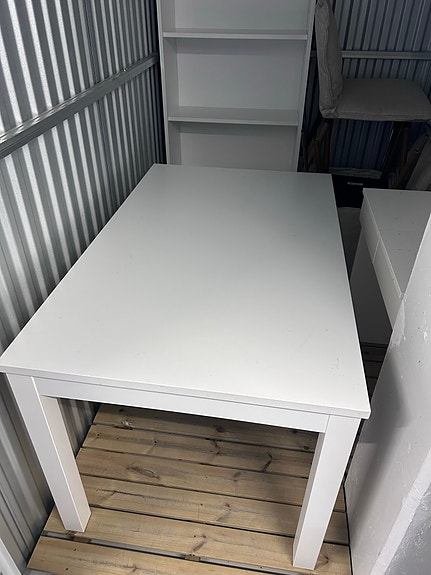 IKEA valkoinen pöytä