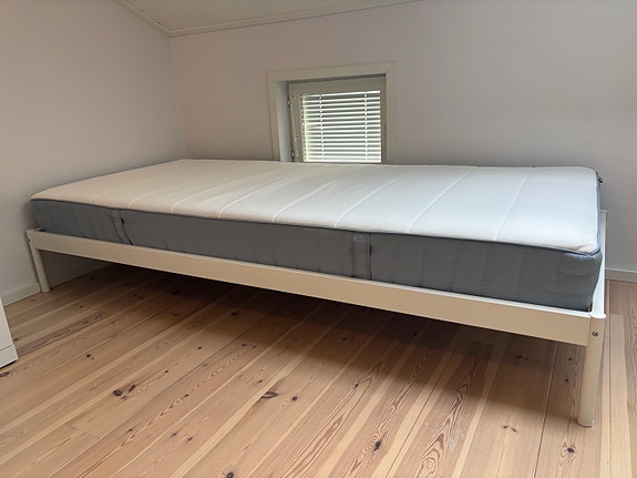 IKEA Vevelstad sänky ja Vesteröy patja 90x200