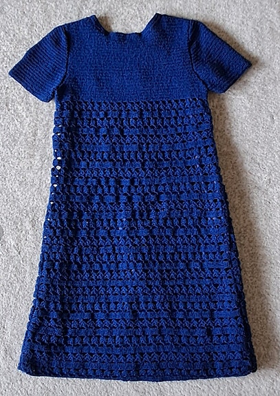 Kaunis vintage ultramariinin (tumma) sininen virkattu mekko, lyhyet hihat, vuori