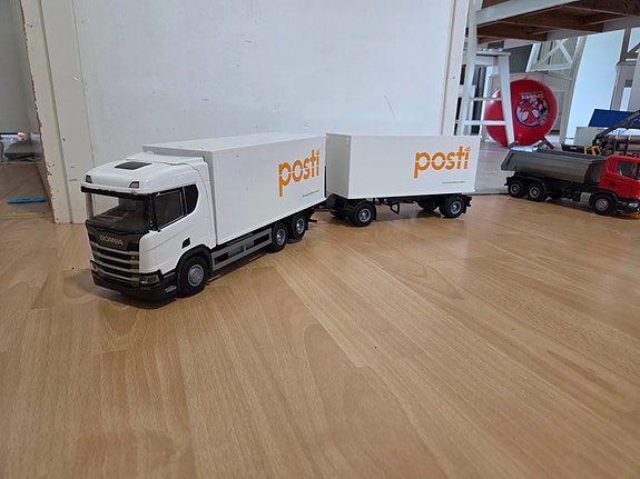 Emek Posti rekka-lelu perävaunulla