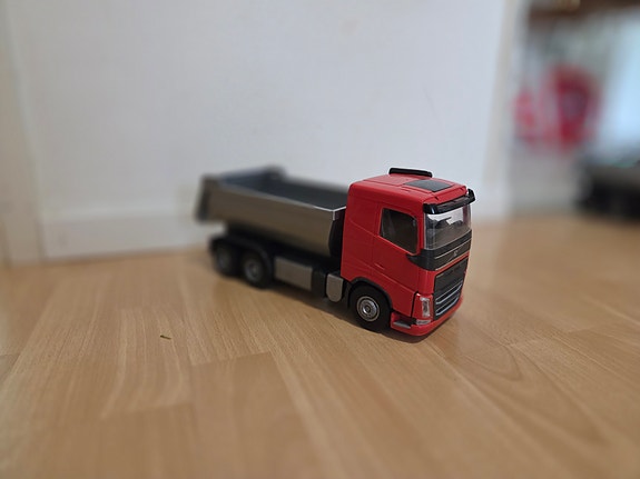 Emek lelu kuorma-auto punainen