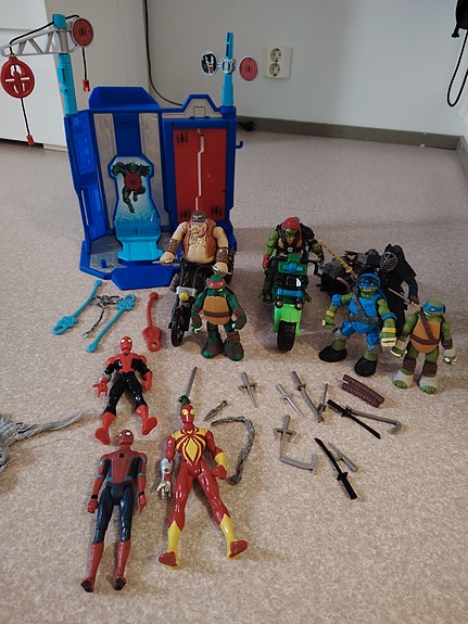 Supersankari- ja Turtles-lelupaketti figuureilla