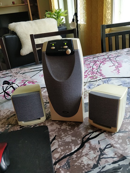 Mini kaiuttimet tietokoneeseen bassobuusterilla