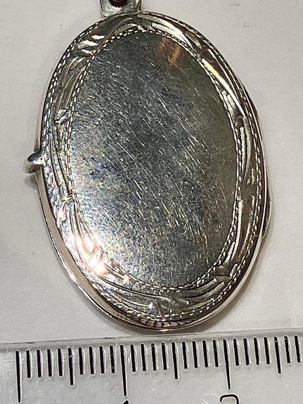 Hopeinen medaljonki ja ketju