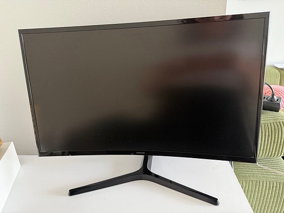 Samsung 27" kaareva näyttö HDMI/VGA musta