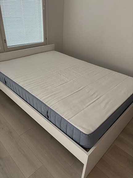 IKEA MALM sänky joustinpatja ja runko 140x200 cm