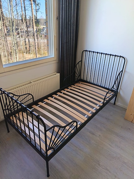 IKEA minnen lasten jatkettava sänky + patja