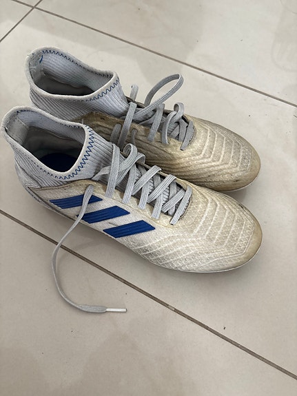 Adidas Predator jalkapallokengät koko 40 / US 7, valkoinen sinisillä raidoilla