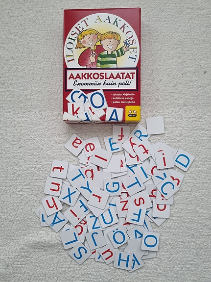Iloiset aakkoset Peliko isot ja pienet kirjaimet