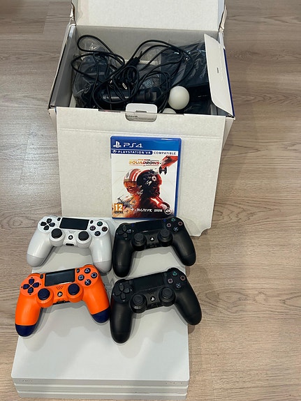PlayStation 4 Pro 512 GB SSD + PS VR + 4 ohjainta + peli