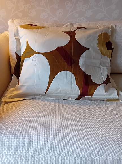 Marimekko Unikko tyynyliina ruskea-valkoinen