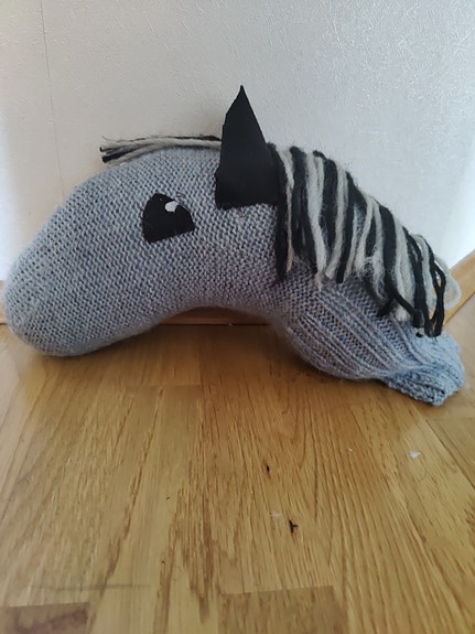 Harmaa villasukka keppihevonen