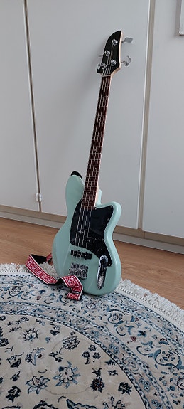 Ibanez small/medium-scale basso