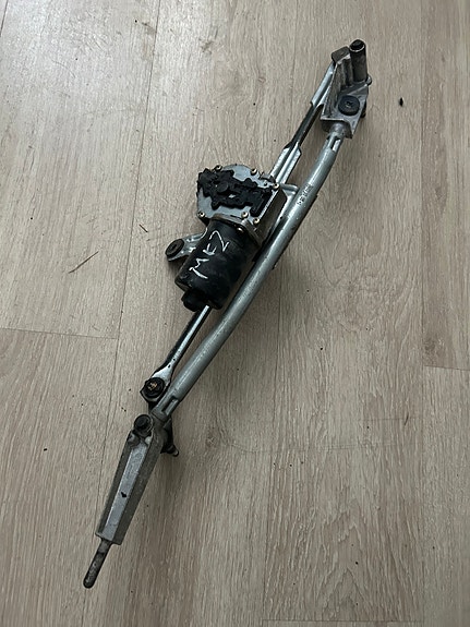 Volvo V70 mk2 pyyhkijänvivusto ja moottori