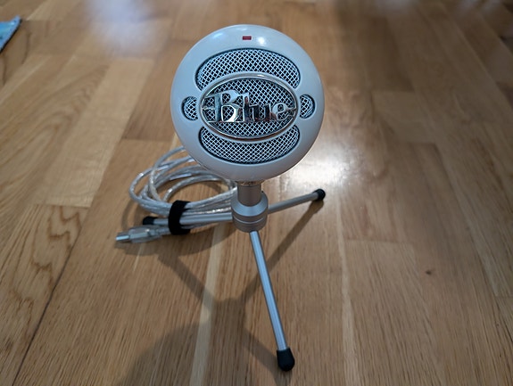 Blue Snowball USB-mikrofoni jalustalla