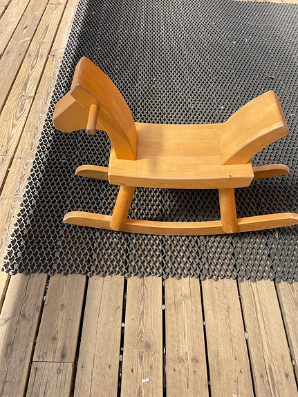 Puinen keinuhevonen