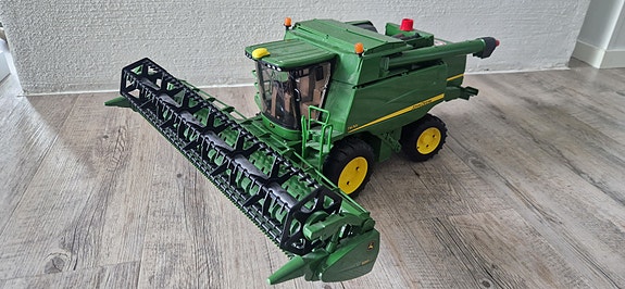 Bruder John Deere -leikkuupuimuri