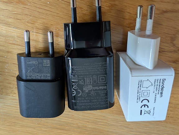 Kolme usb A tyyppistä laturia