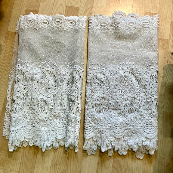 Valkoiset pitsiverhot 245x62 cm 2 kpl