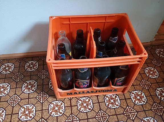 Mallasjuomakori ja vanhoja pulloja