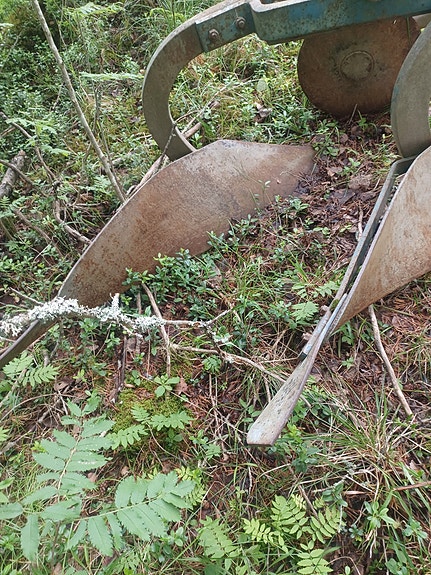 Vanha jousiäes ja Fiskars kyntöaura